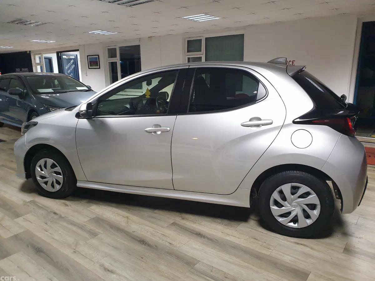Toyota Yaris Hatchback, Petrol Hybrid, 2021, Silver