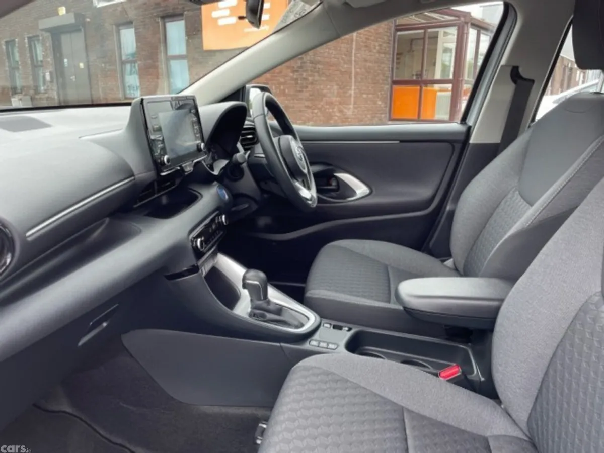 Toyota Yaris Hatchback, Petrol Hybrid, 2023, Silver