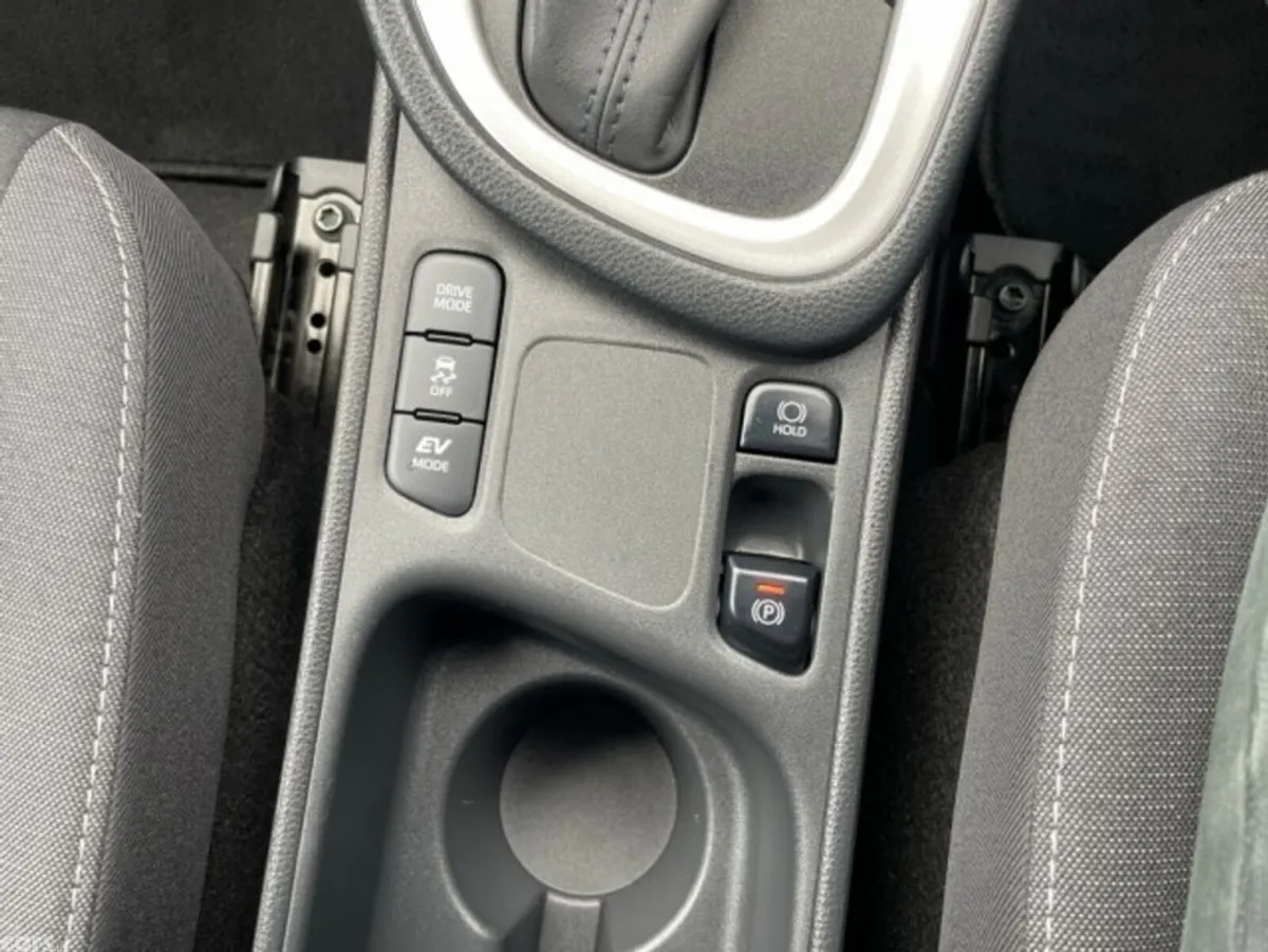Toyota Yaris Hatchback, Petrol Hybrid, 2023, Silver