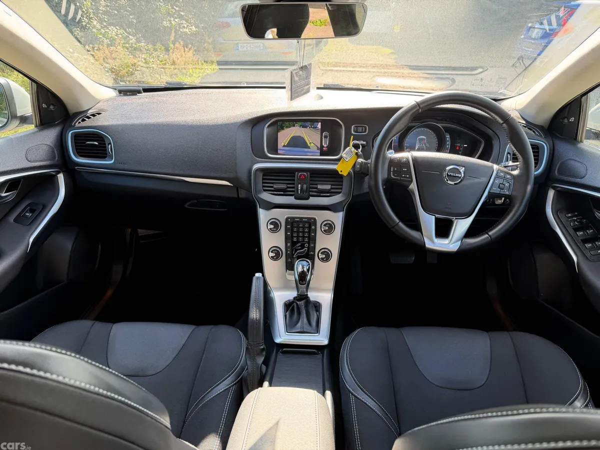 Volvo V40 Hatchback, Diesel, 2018, White