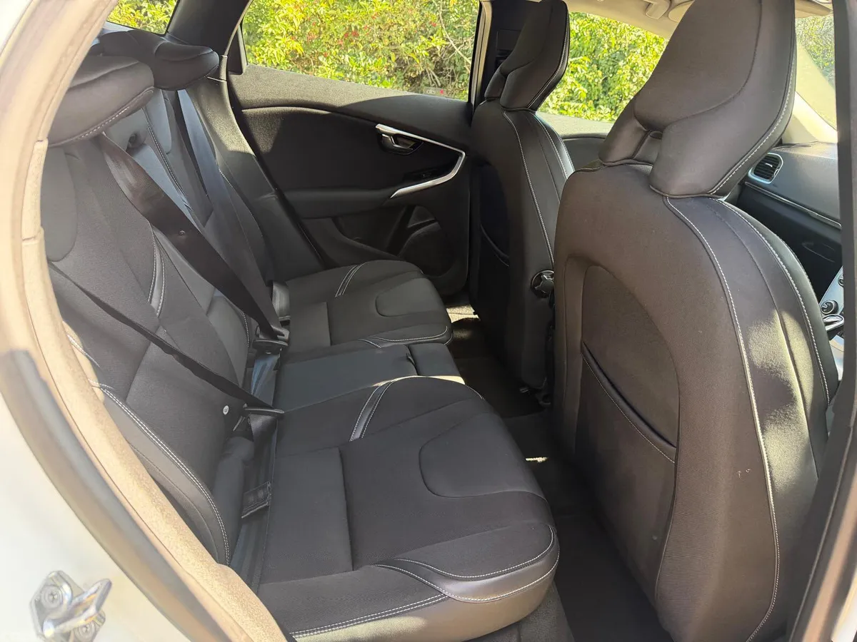 Volvo V40 Hatchback, Diesel, 2018, White