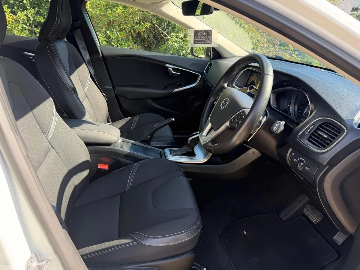 Volvo V40 Hatchback, Diesel, 2018, White