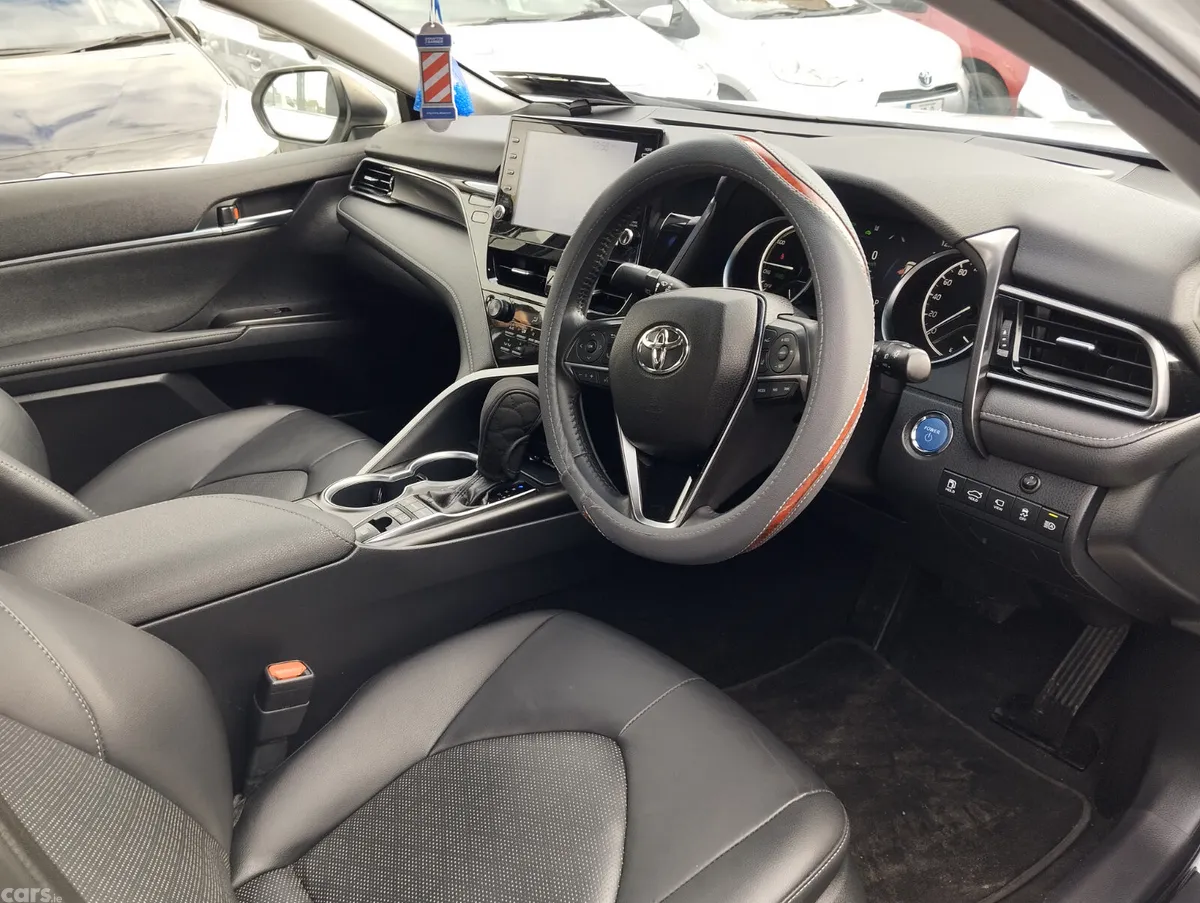 Toyota Camry Hatchback, Petrol Hybrid, 2023, White
