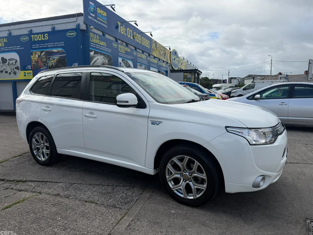 Mitsubishi Outlander SUV, Petrol Plug-in Hybrid, 2015, White