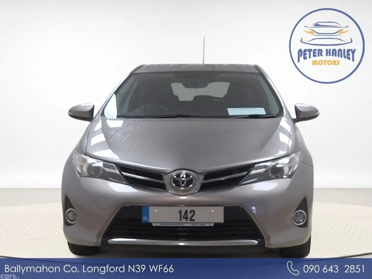 Toyota Auris Hatchback, Petrol, 2014, Gold