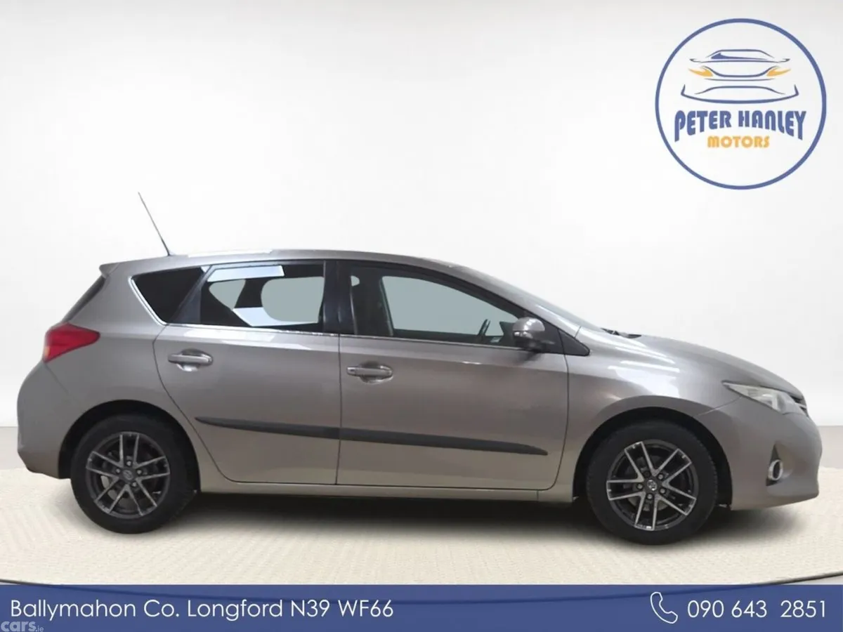 Toyota Auris Hatchback, Petrol, 2014, Gold
