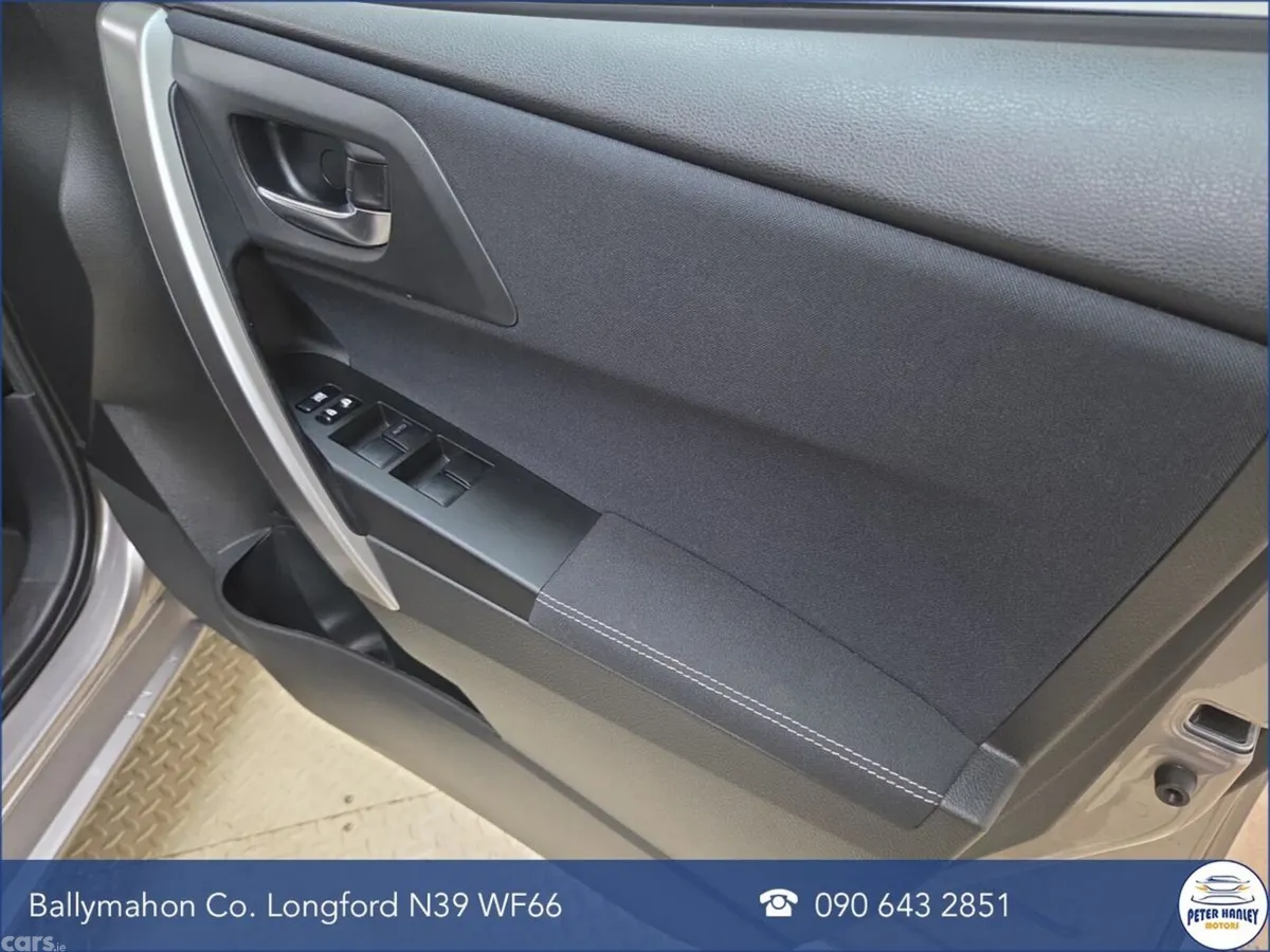 Toyota Auris Hatchback, Petrol, 2014, Gold