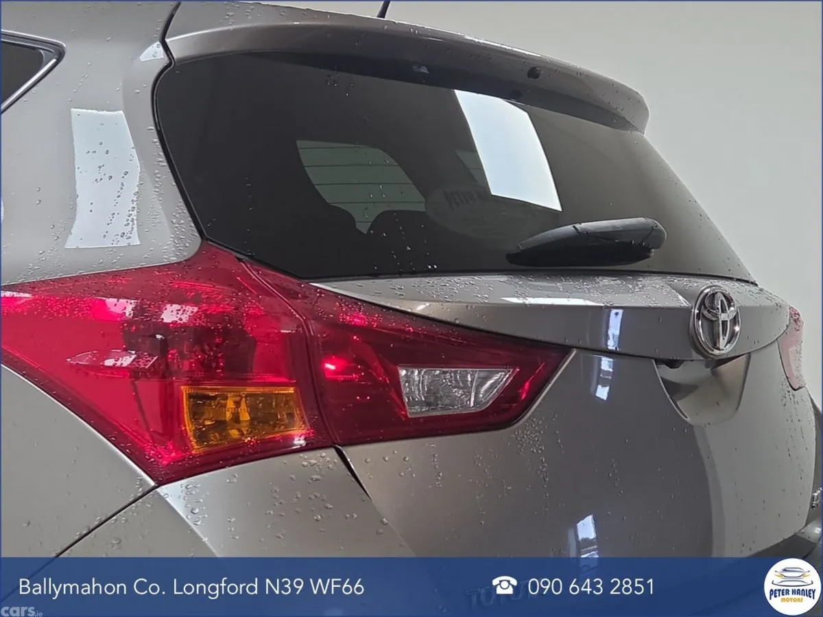 Toyota Auris Hatchback, Petrol, 2014, Gold