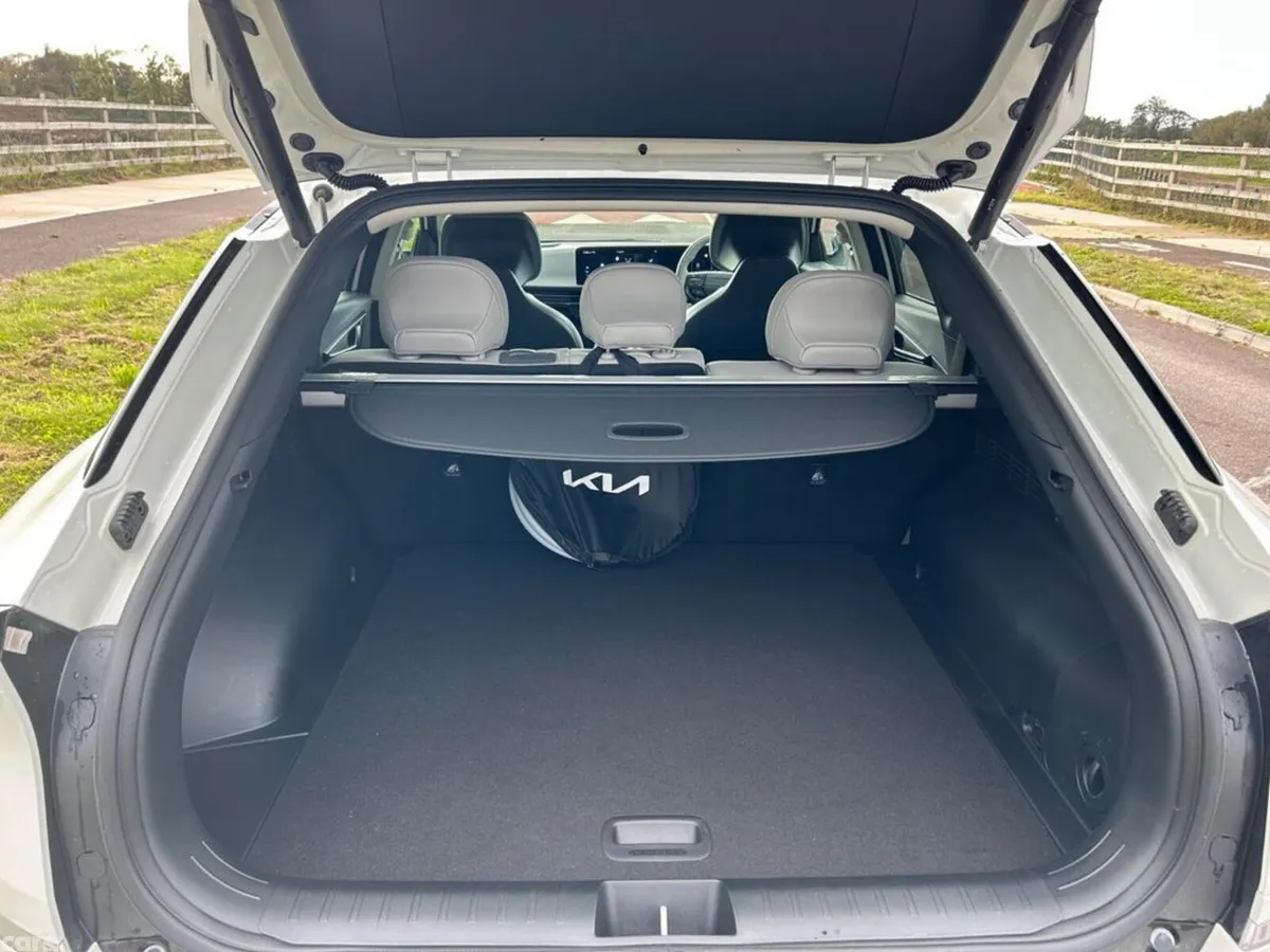 Kia EV6 MPV, Electric, 2026, White