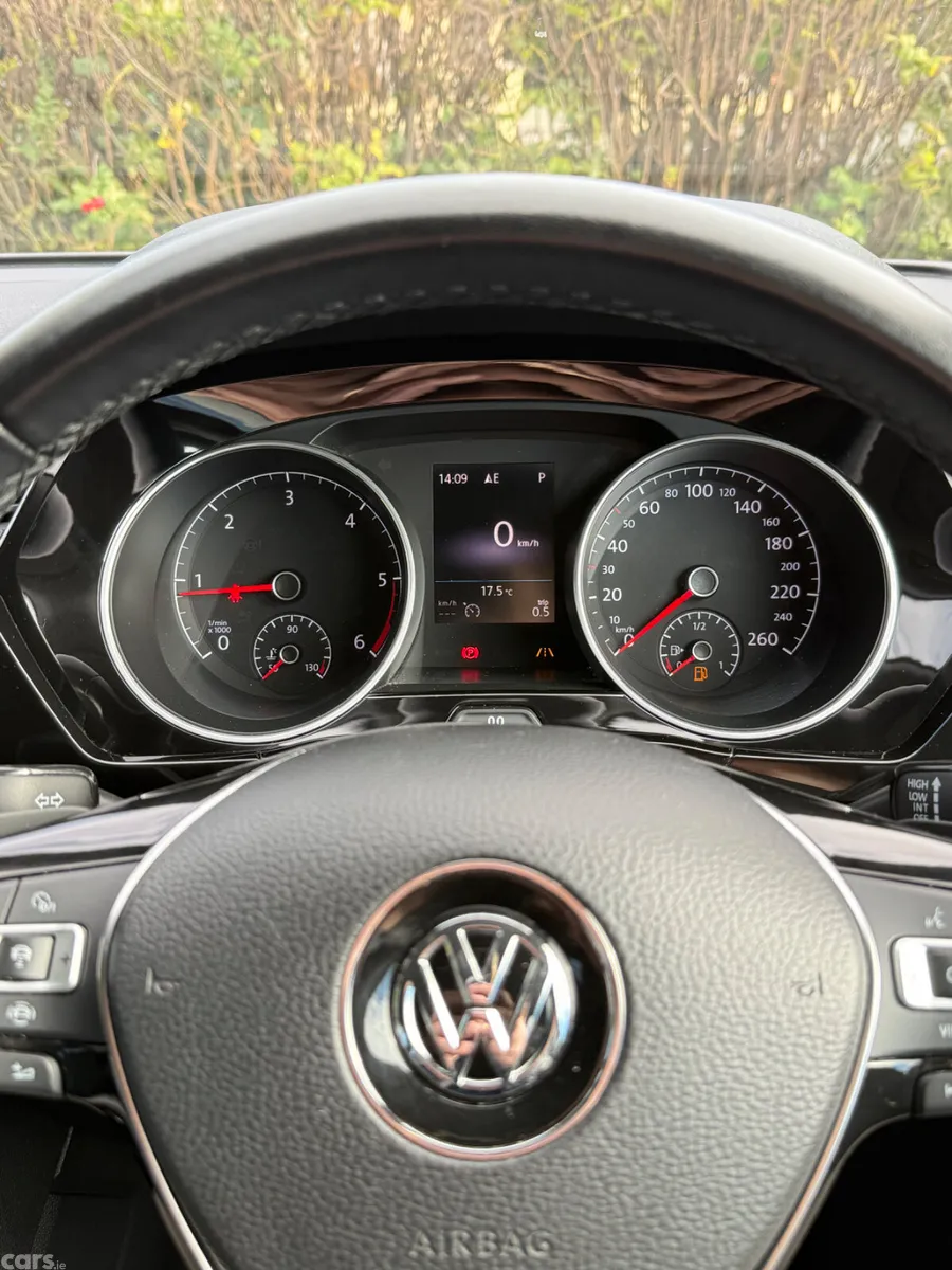 Volkswagen Touran MPV, Diesel, 2019, Black