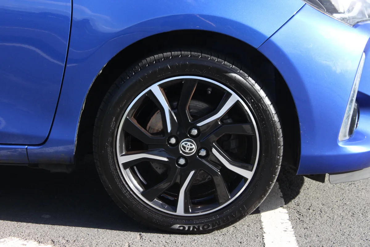 Toyota Yaris Hatchback, Petrol Hybrid, 2017, Blue