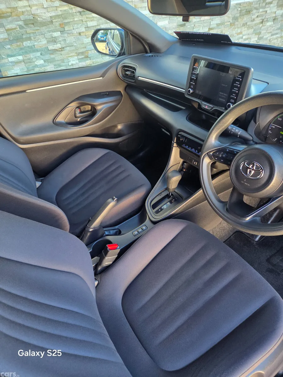 Toyota Yaris Hatchback, Petrol Hybrid, 2021, Blue