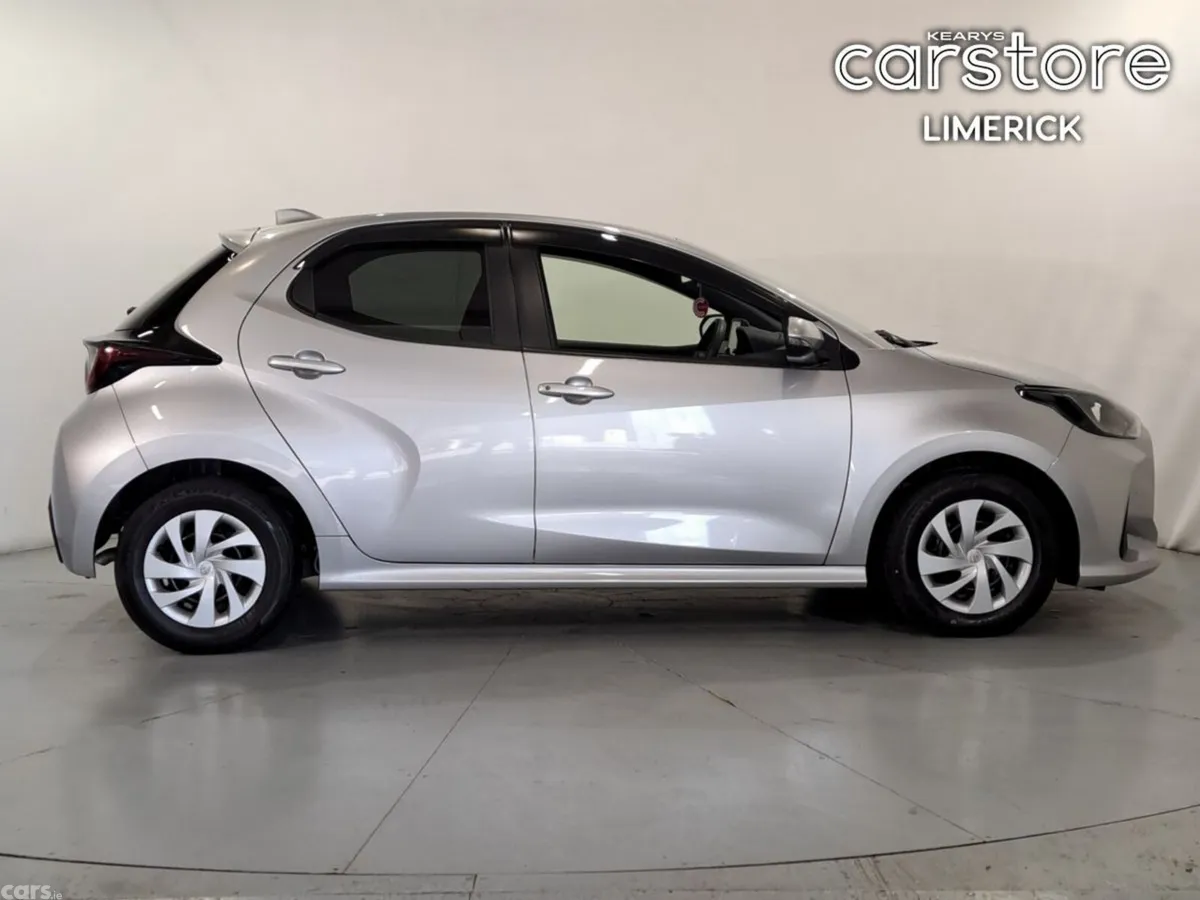 Toyota Yaris Hatchback, Petrol Hybrid, 2023, Silver