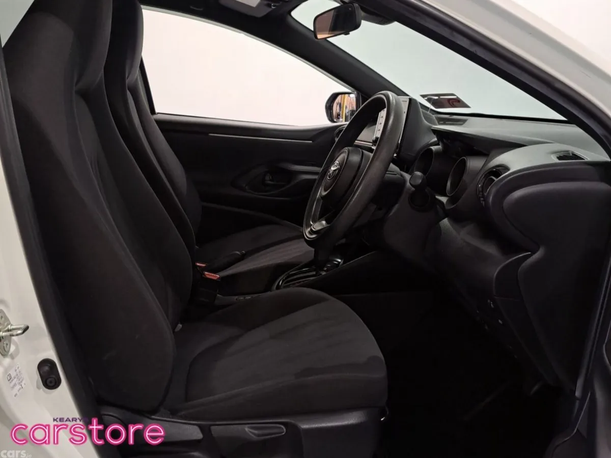 Toyota Yaris Hatchback, Petrol Hybrid, 2021, White