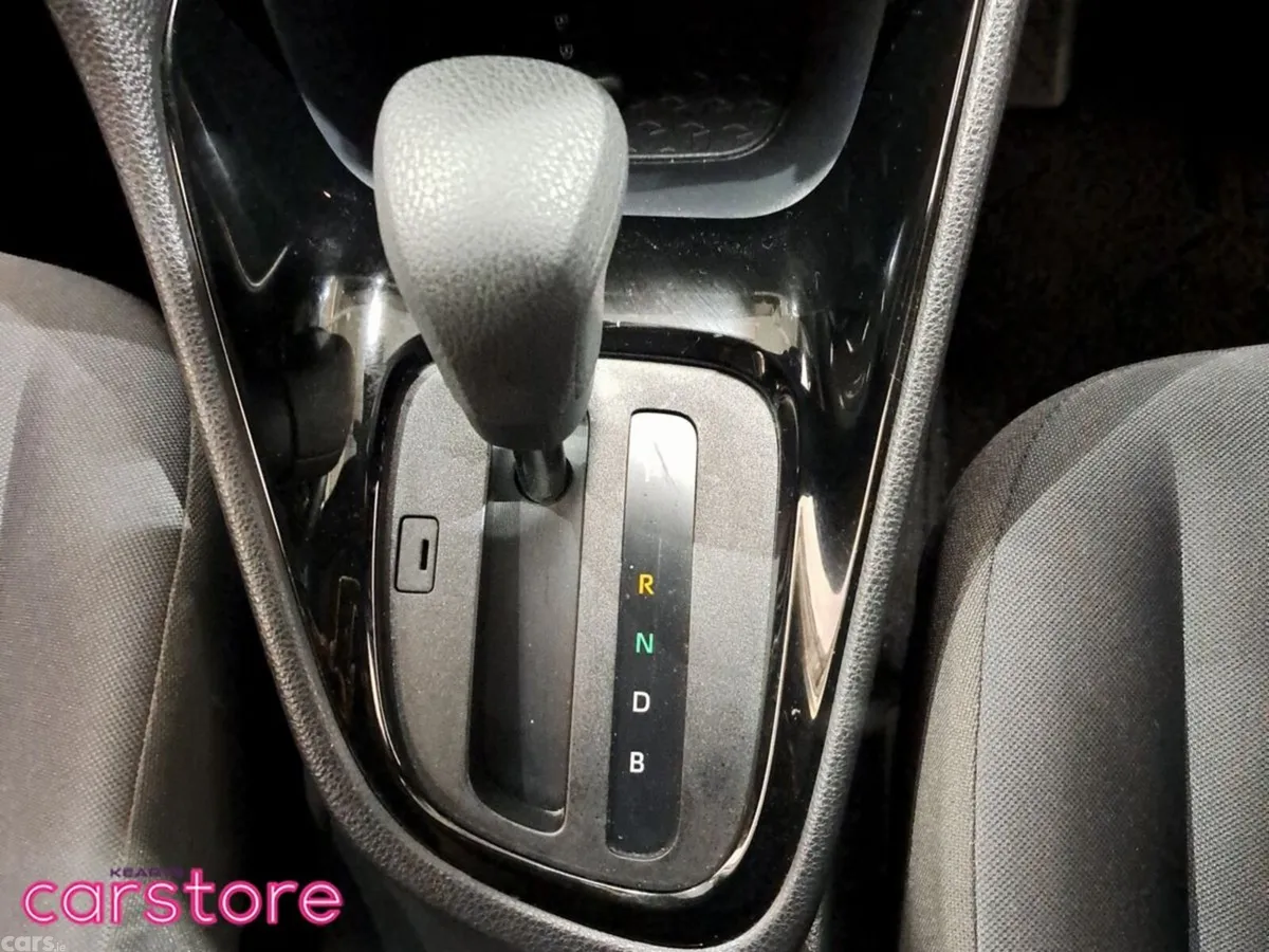 Toyota Yaris Hatchback, Petrol Hybrid, 2021, White