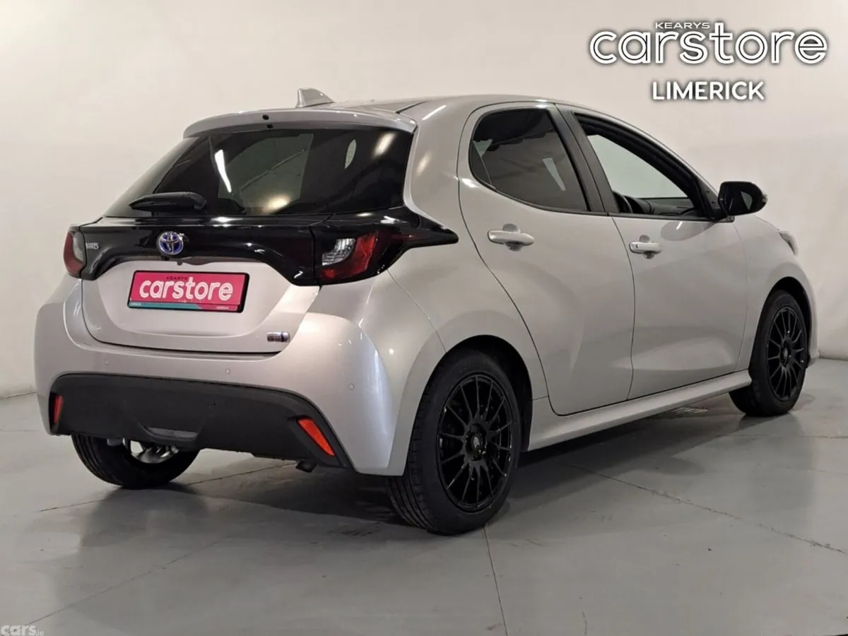 Toyota Yaris Hatchback, Petrol Hybrid, 2022, Silver