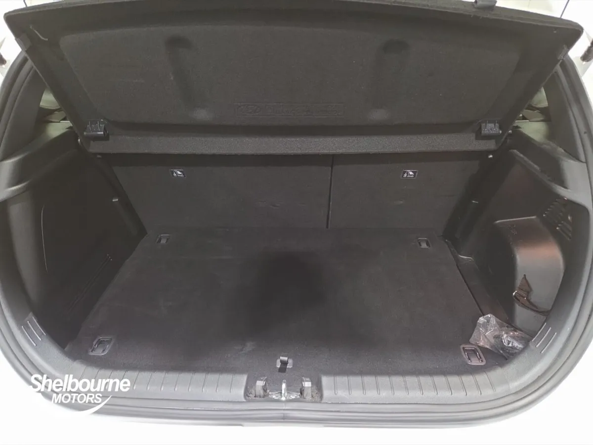 Hyundai i20 Hatchback, Petrol, 2024, White