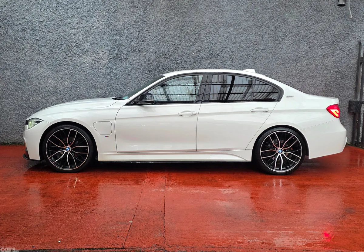 BMW 3-Series Saloon, Petrol Plug-in Hybrid, 2017, White