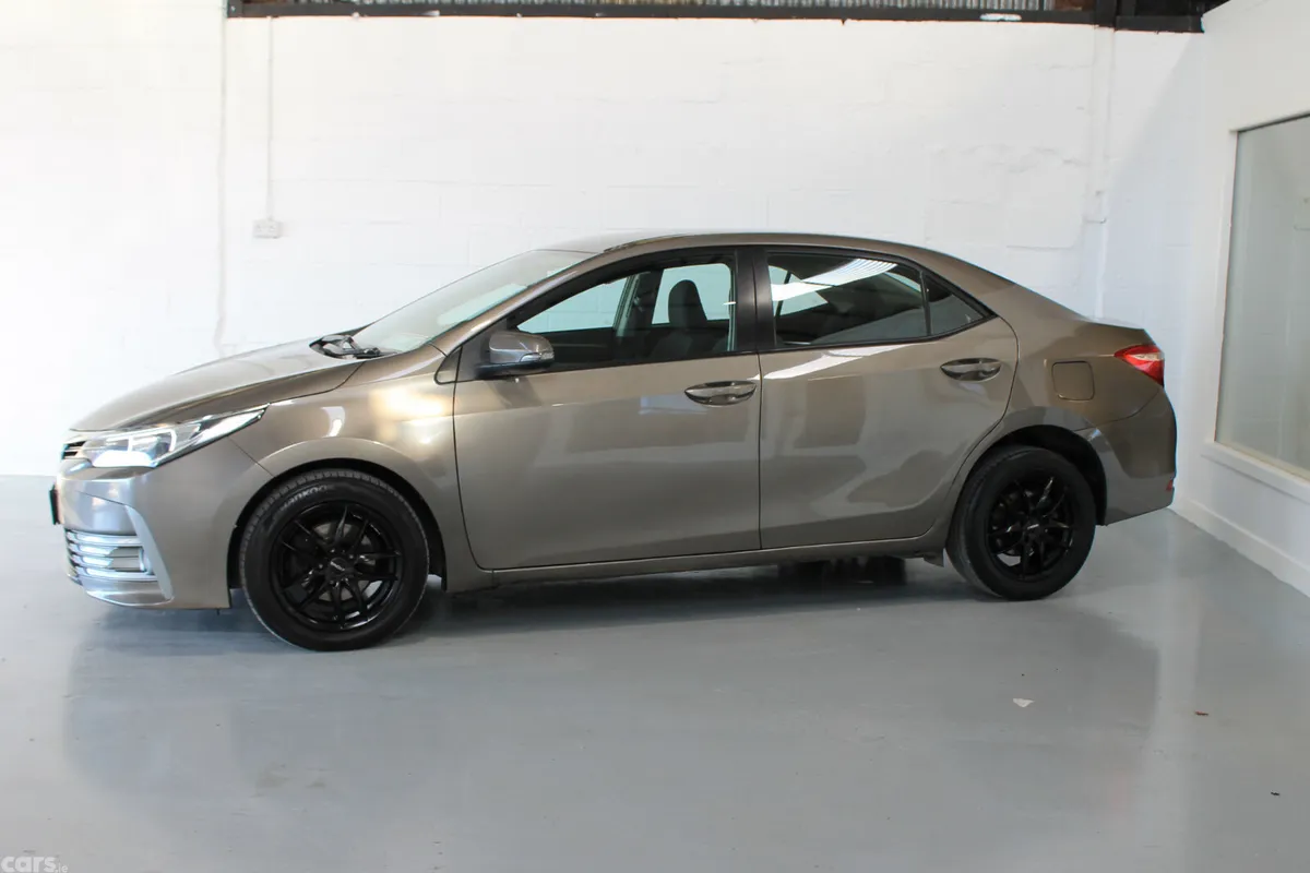 Toyota Corolla Saloon, Petrol, 2017, Grey