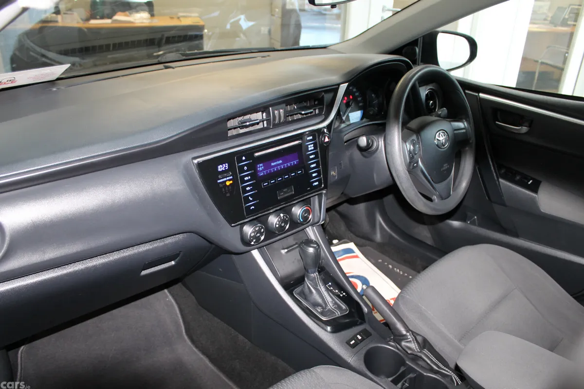 Toyota Corolla Saloon, Petrol, 2017, Grey