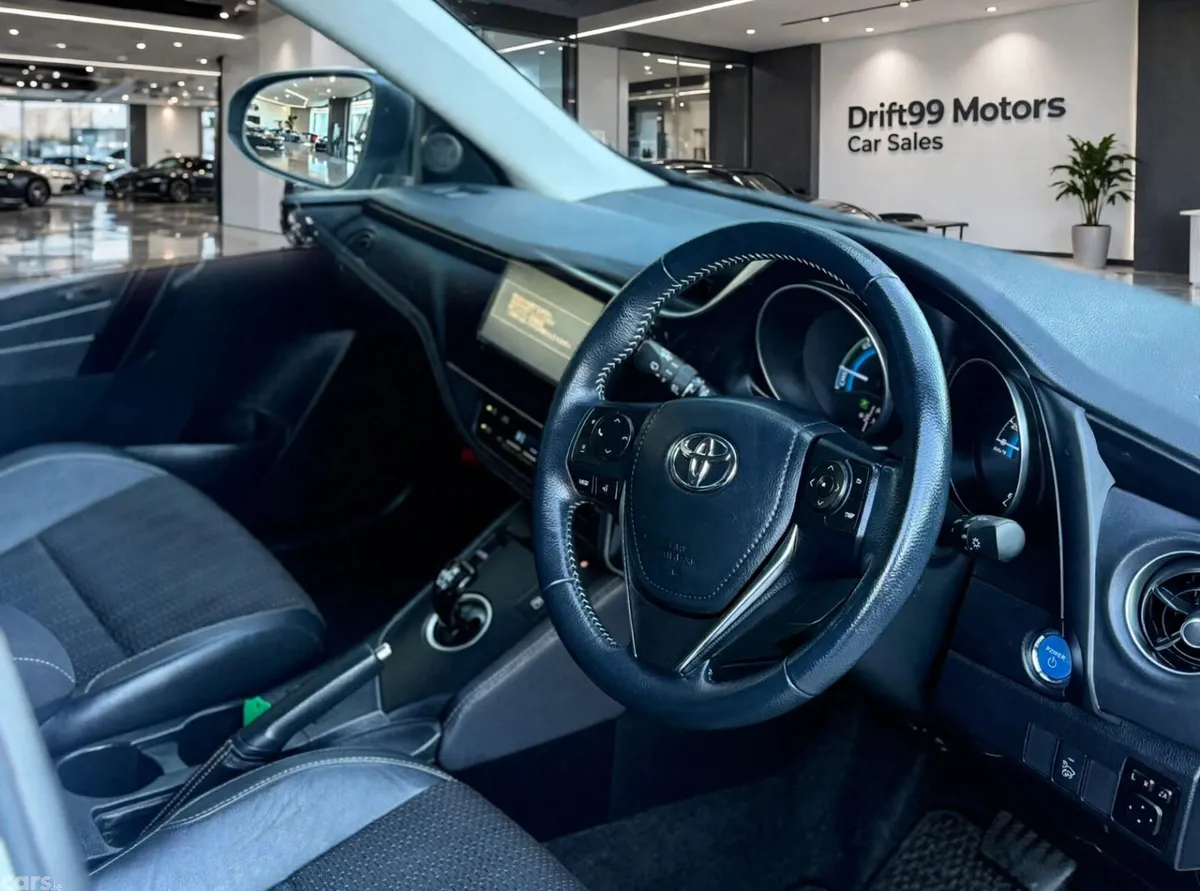 Toyota Auris Hatchback, Petrol Hybrid, 2018, White