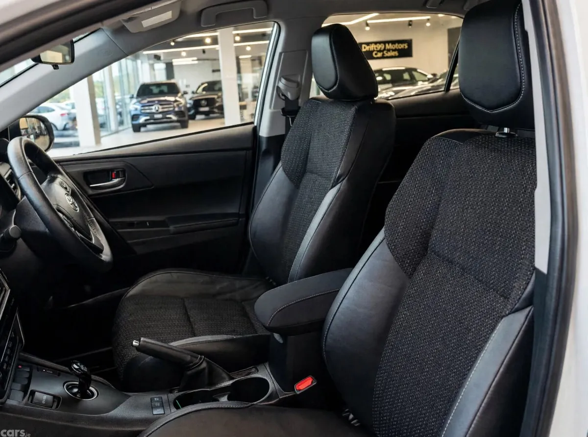 Toyota Auris Hatchback, Petrol Hybrid, 2018, White