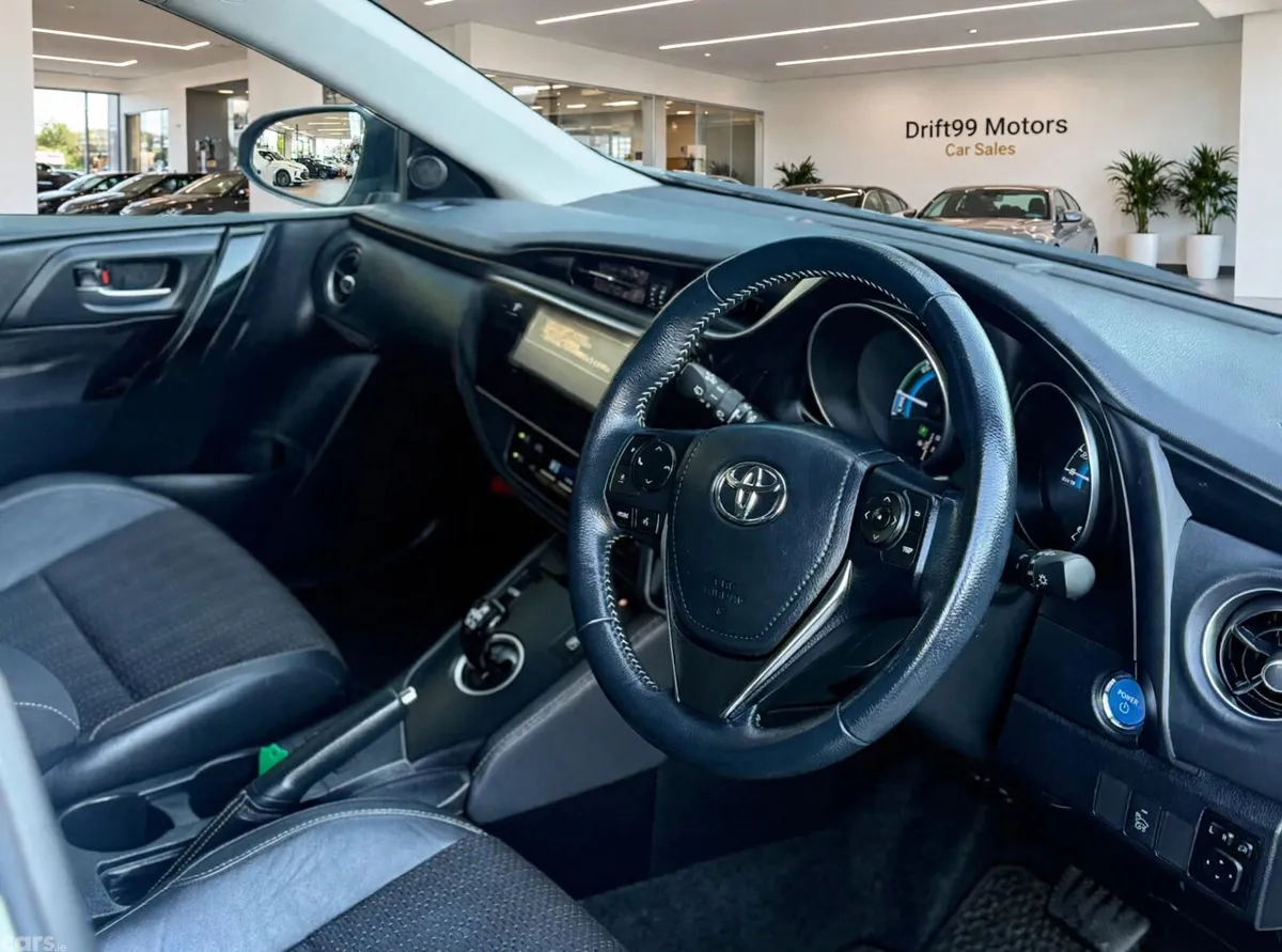 Toyota Auris Hatchback, Petrol Hybrid, 2018, White