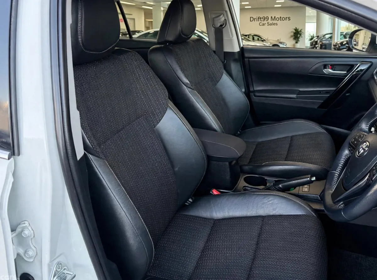 Toyota Auris Hatchback, Petrol Hybrid, 2018, White