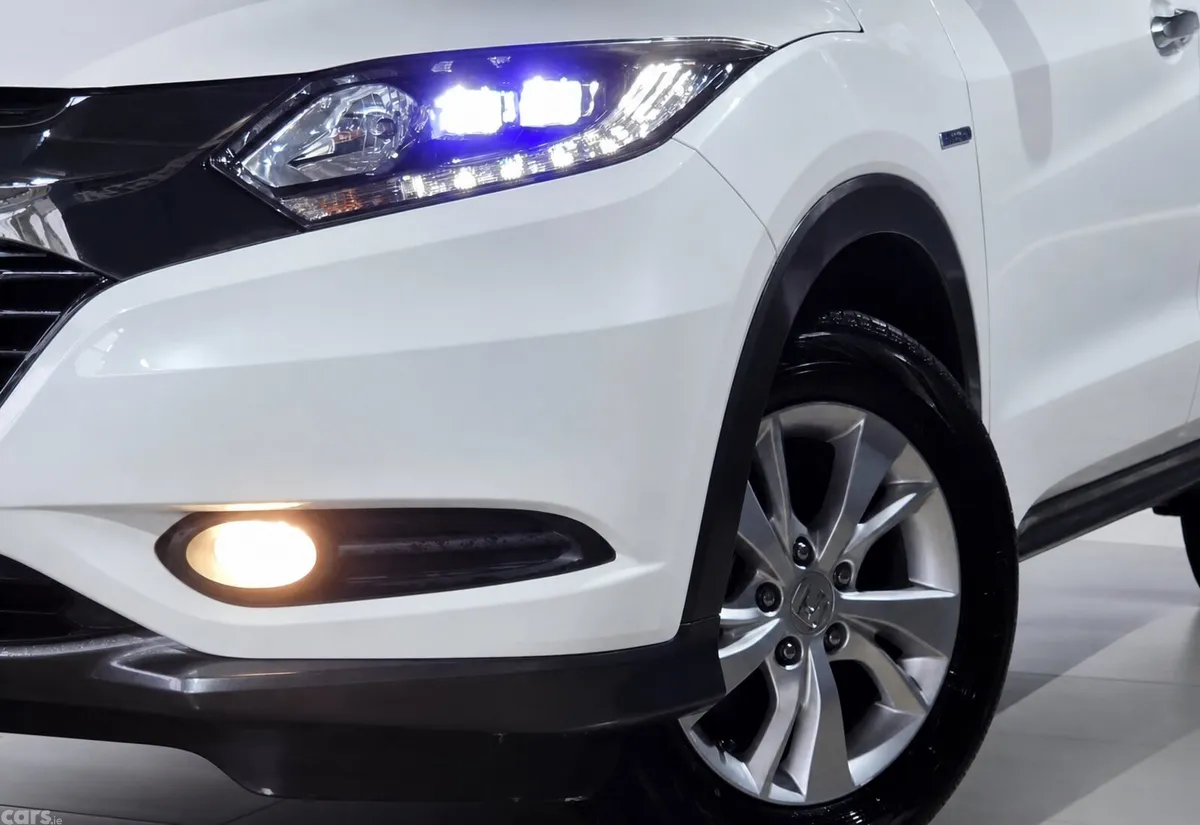 Honda Vezel SUV, Petrol Hybrid, 2017, White