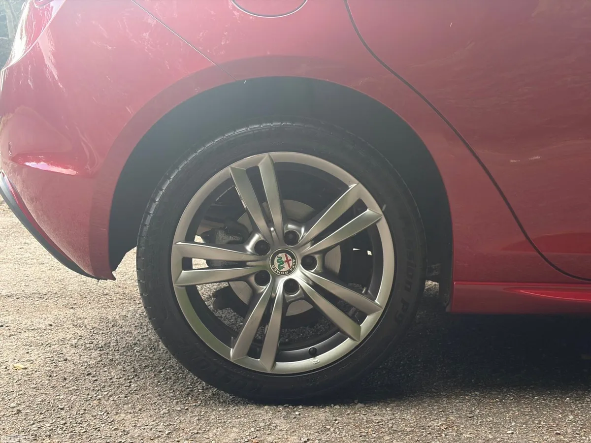 Alfa Romeo Giulietta Hatchback, Petrol, 2018, Red