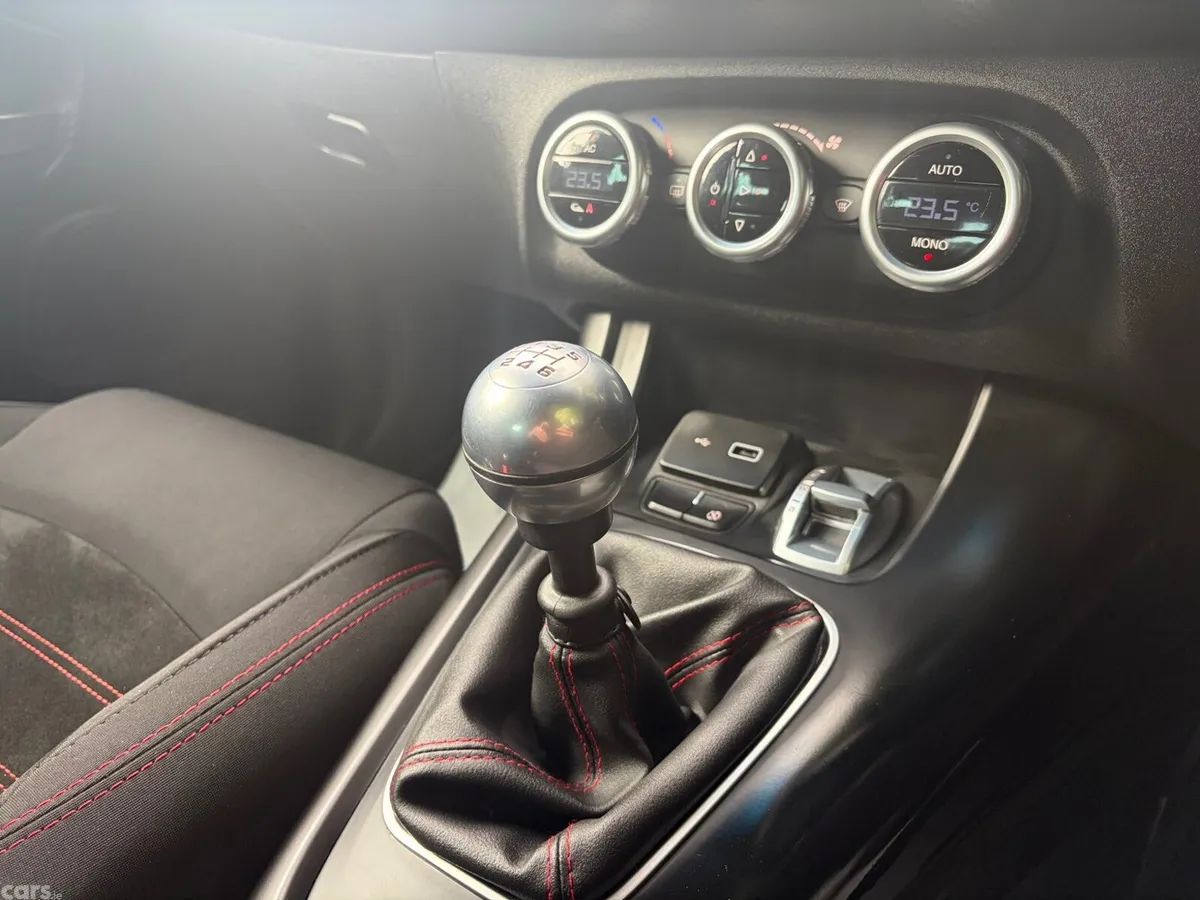 Alfa Romeo Giulietta Hatchback, Petrol, 2018, Red