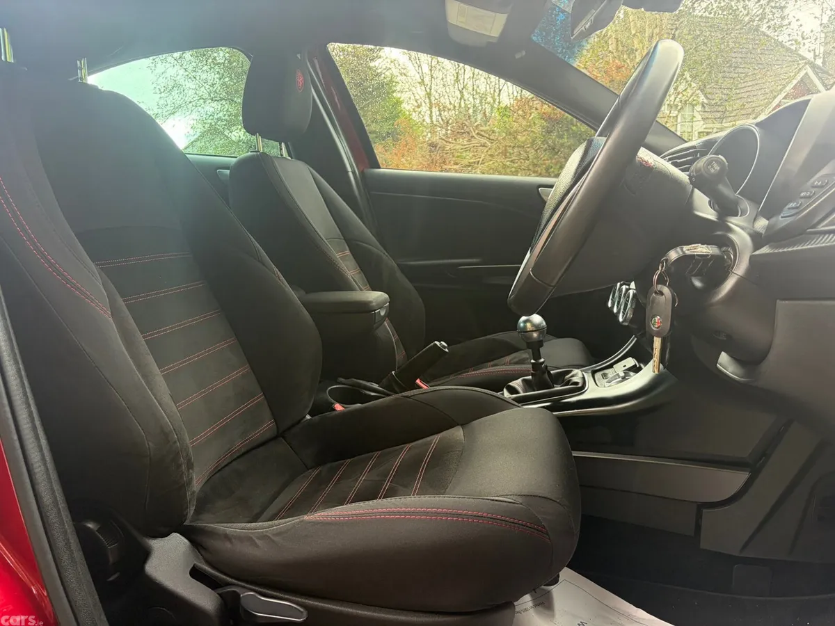 Alfa Romeo Giulietta Hatchback, Petrol, 2018, Red