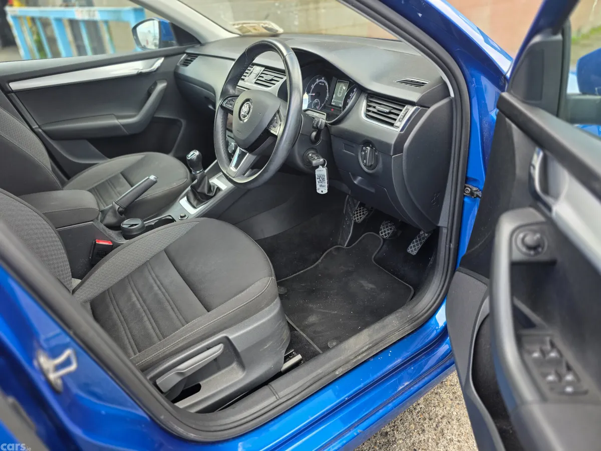 Skoda Octavia Saloon, Petrol, 2018, Blue