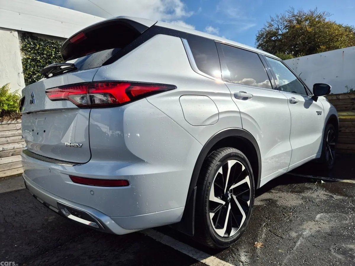 Mitsubishi Outlander SUV, Petrol Plug-in Hybrid, 2023, White