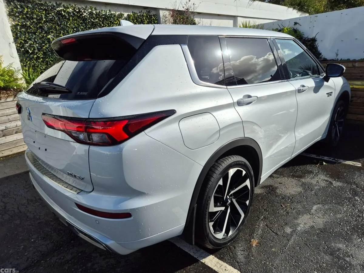 Mitsubishi Outlander SUV, Petrol Plug-in Hybrid, 2023, White