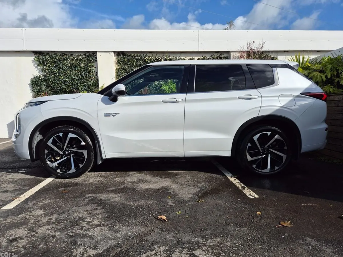 Mitsubishi Outlander SUV, Petrol Plug-in Hybrid, 2023, White