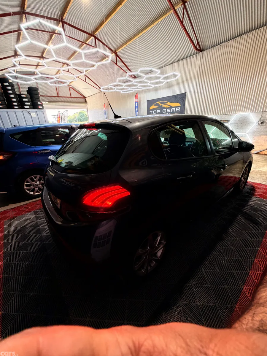 Peugeot 208 Hatchback, Petrol, 2016, Grey