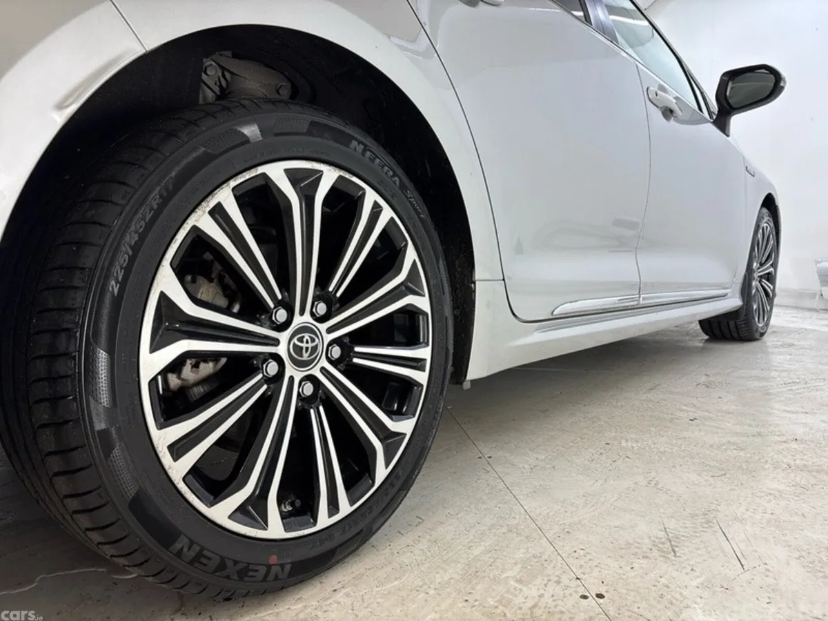 Toyota Corolla Saloon, Petrol Hybrid, 2020, Silver