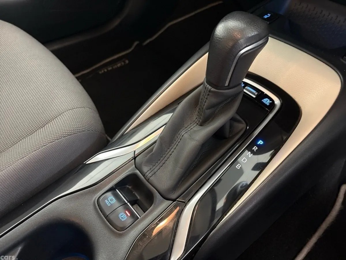 Toyota Corolla Saloon, Petrol Hybrid, 2020, Silver