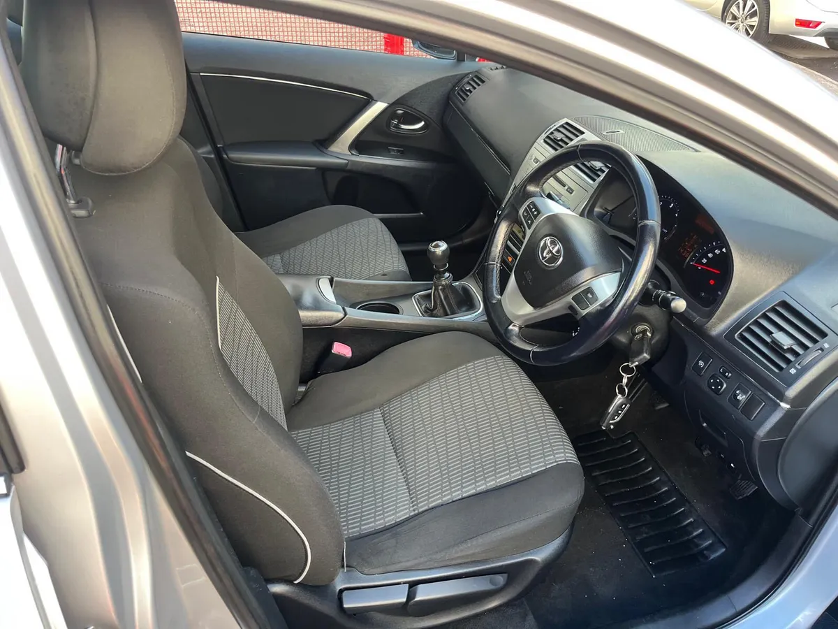 Toyota Avensis Saloon, Diesel, 2013, Silver