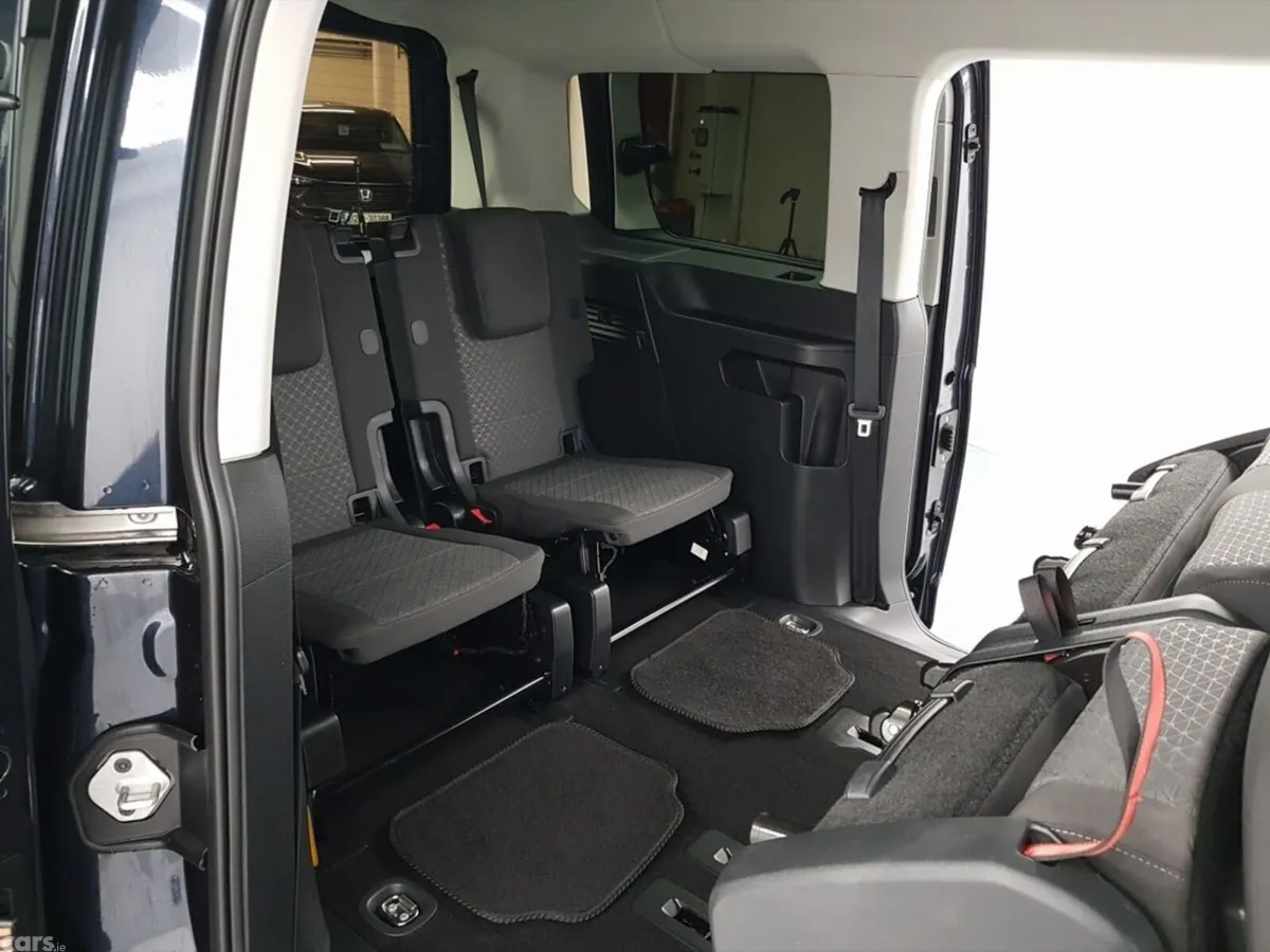 Ford Tourneo MPV, Petrol Plug-in Hybrid, 2025, Blue