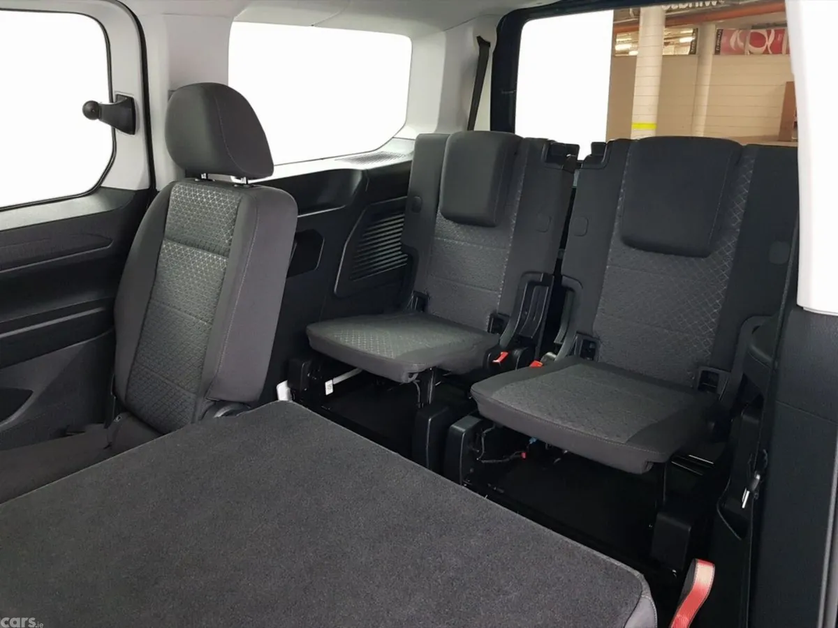 Ford Tourneo MPV, Petrol Plug-in Hybrid, 2025, Blue