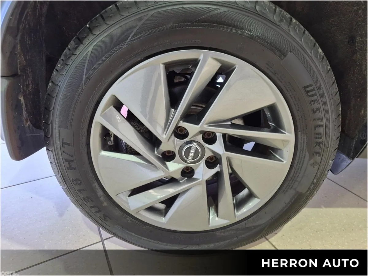 Nissan Qashqai MPV, Petrol, 2023, Red