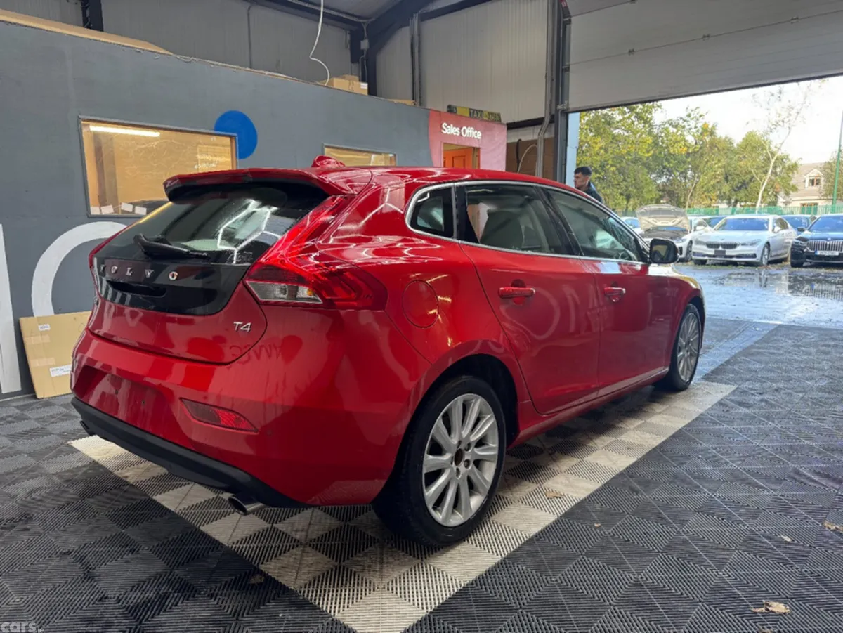 Volvo V40 Estate, Petrol, 2014, Red