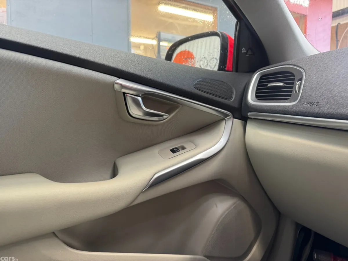 Volvo V40 Estate, Petrol, 2014, Red