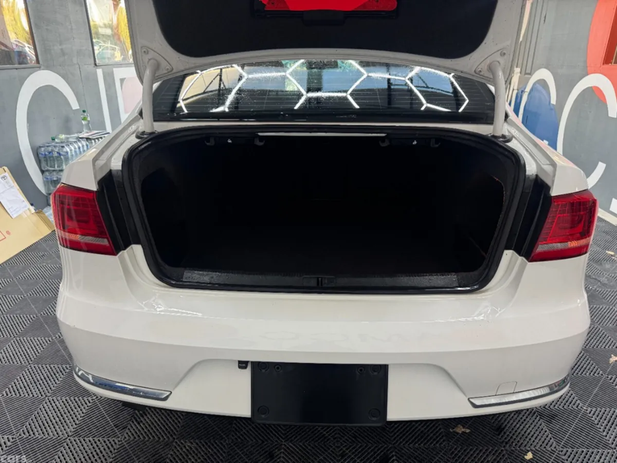 Volkswagen Passat Saloon, Petrol, 2012, White