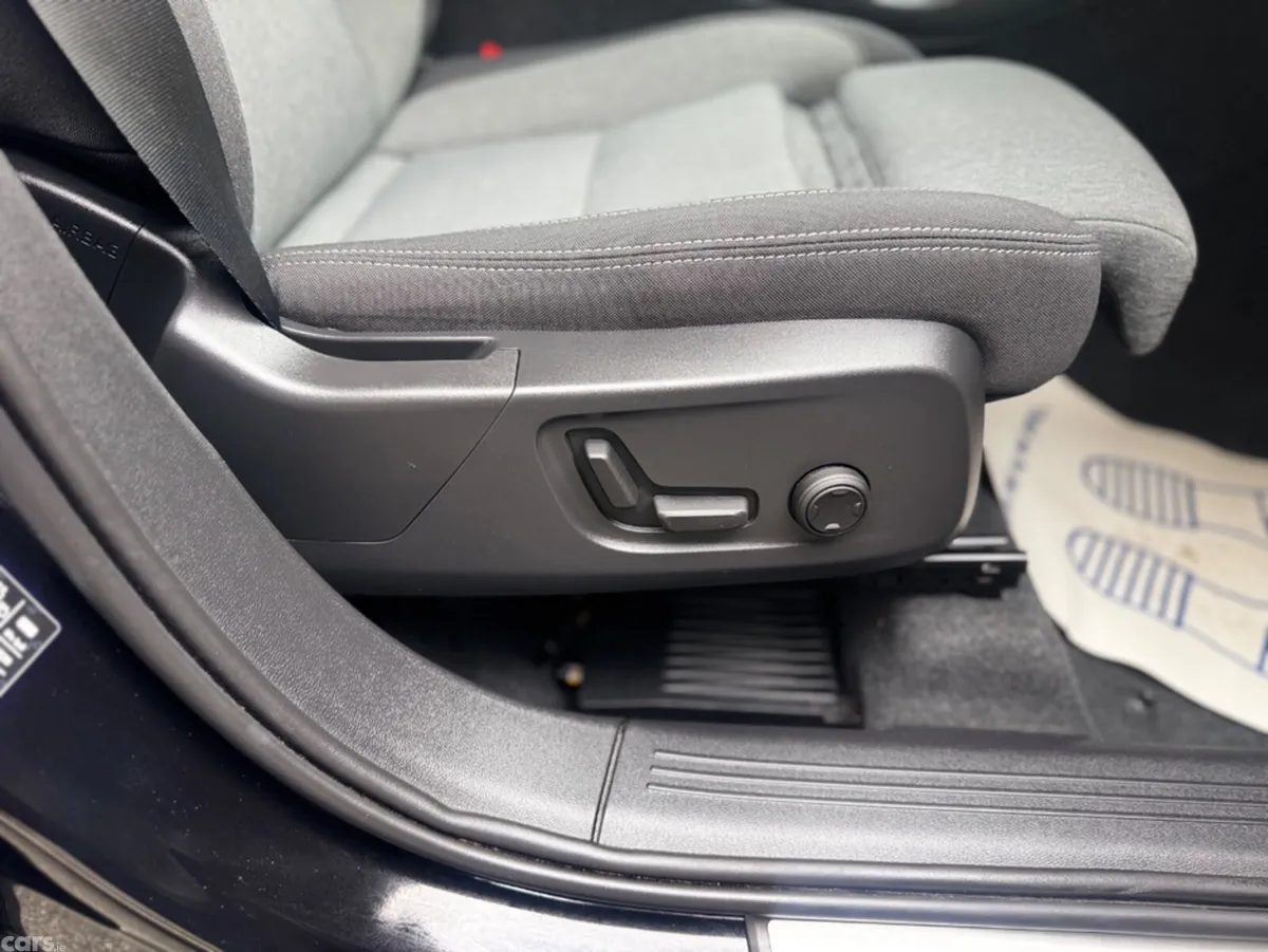 Volvo XC40 Estate, Petrol Plug-in Hybrid, 2023, Black