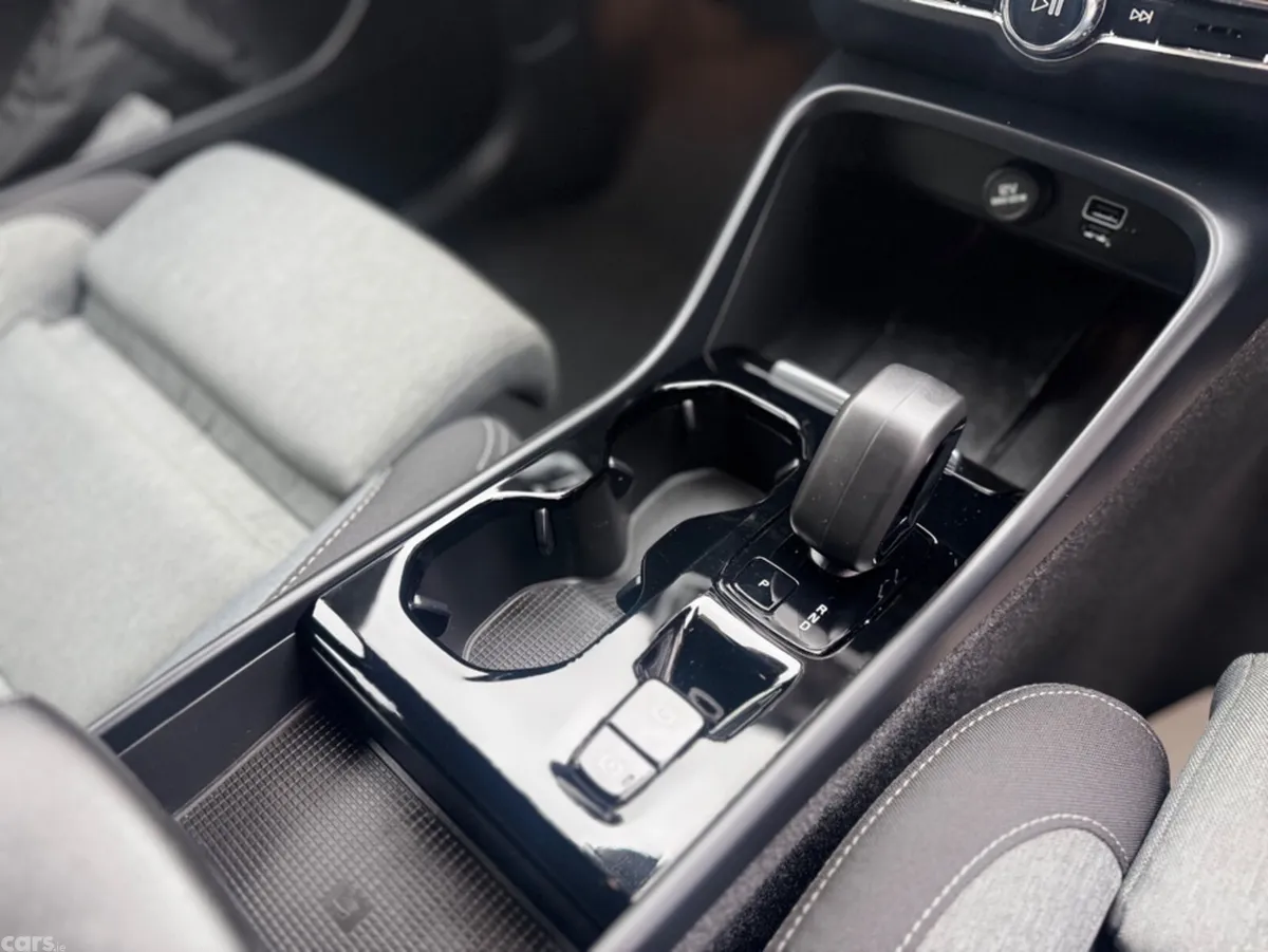 Volvo XC40 Estate, Petrol Plug-in Hybrid, 2023, Black