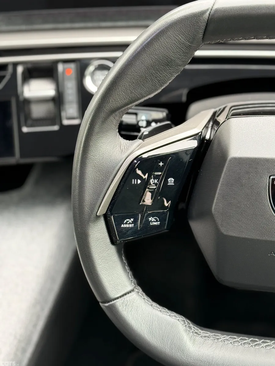 Peugeot 5008 MPV, Petrol, 2025, Grey