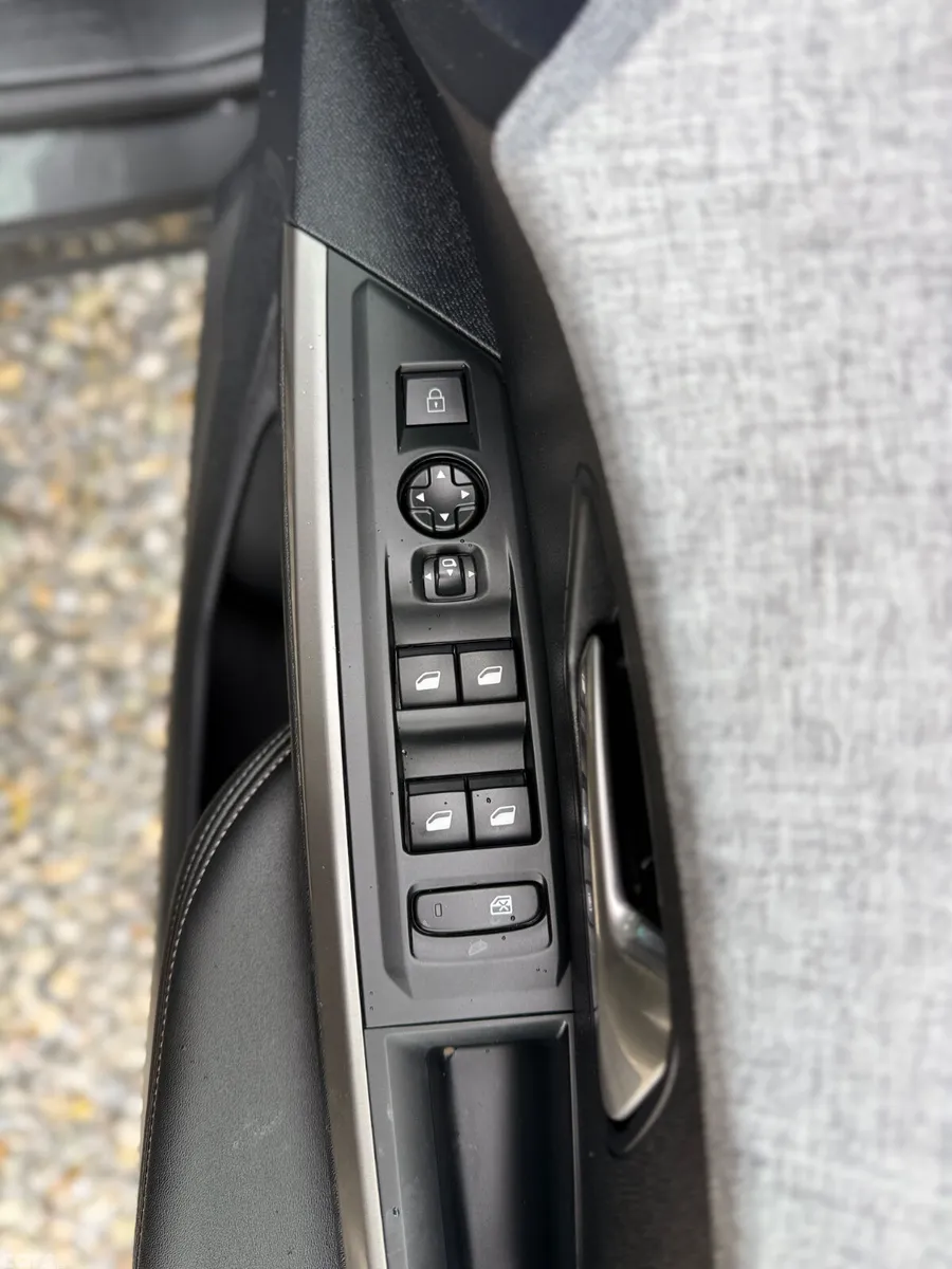 Peugeot 5008 MPV, Petrol, 2025, Grey